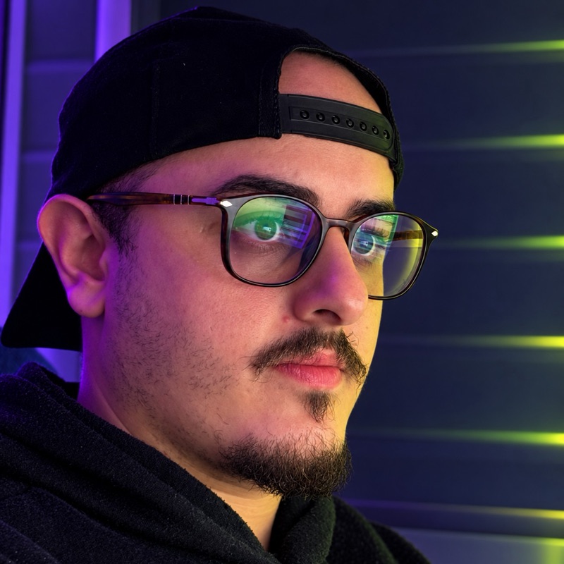 Foto do Lincoln Berto, de óculos, boné para trás e moletom preto