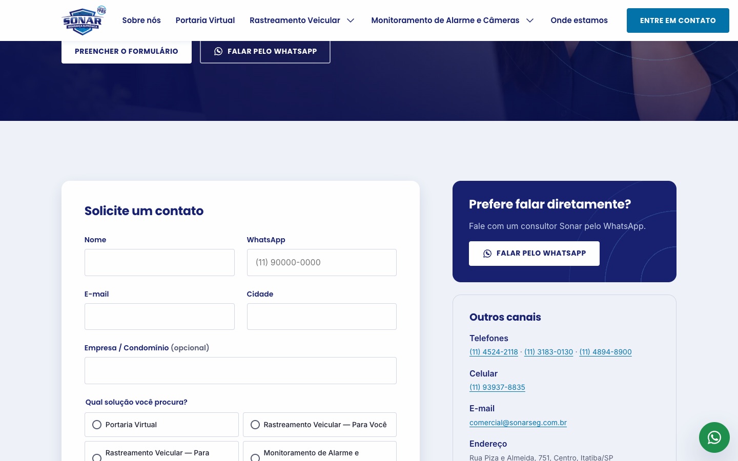 Página de contato com o formulário à esquerda e os canais de atendimento à direita