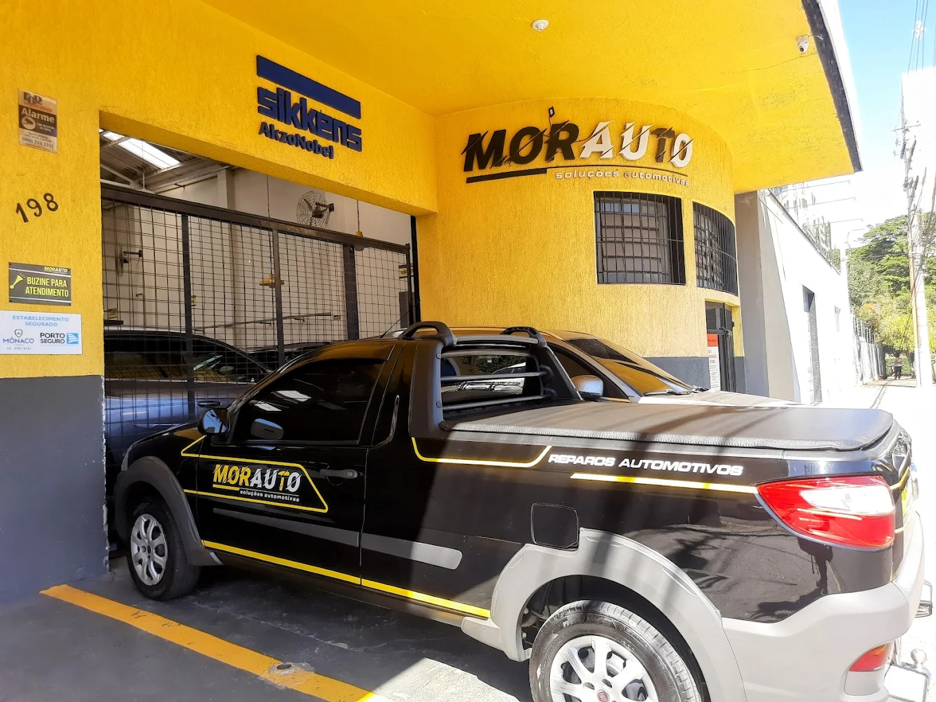Oficina Morauto Soluções Automotivas em Campinas - Fachada Amarela com carro adesivado