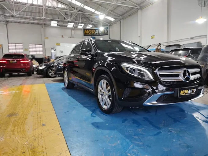 Mercedes-Benz preta com polimento técnico de alto brilho no setor de estética automotiva da Morauto
