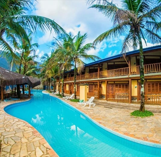 Área externa com piscina e jardins da pousada