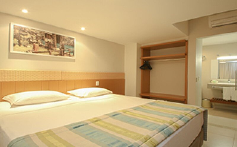 Quarto de Solteiro elegante com cama e iluminação quente